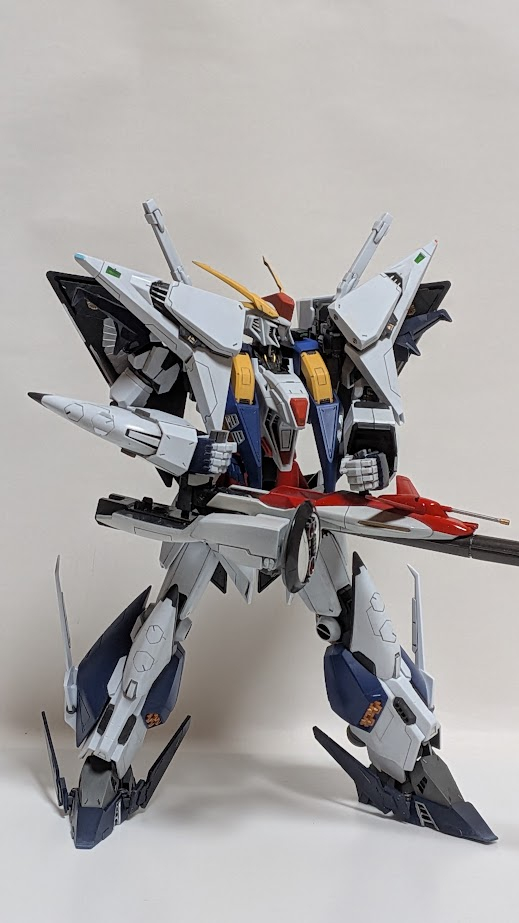 ディテールアップとかしてましたが、めずらしくでっかい武器を持たせたくなったのでMGゼータプラスからもらってきて持たせてみました。いろいろ手を入れたおかげか何とか持てますね。(左手のところは翼っぽいパーツが邪魔で仮の延長パーツで手首を延長してます)なんか気に入ったので、でかい武器を作ろうと思います。このままゼータプラスのを借りても良いかなと思いましたが、やっぱ違うかwと思ったので作ろうと思います。銃身の先端はレンタルで、基部はSDサージェントヴェルデバスターガンダムDXセットからパーツをもらって作り始めました。持ち方はEXSガンダムのようなスマートガンっぽくしたいかなと思っています。(4枚目)