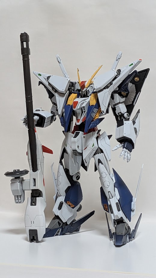 ディテールアップとかしてましたが、めずらしくでっかい武器を持たせたくなったのでMGゼータプラスからもらってきて持たせてみました。いろいろ手を入れたおかげか何とか持てますね。(左手のところは翼っぽいパーツが邪魔で仮の延長パーツで手首を延長してます)なんか気に入ったので、でかい武器を作ろうと思います。このままゼータプラスのを借りても良いかなと思いましたが、やっぱ違うかwと思ったので作ろうと思います。銃身の先端はレンタルで、基部はSDサージェントヴェルデバスターガンダムDXセットからパーツをもらって作り始めました。持ち方はEXSガンダムのようなスマートガンっぽくしたいかなと思っています。(2枚目)