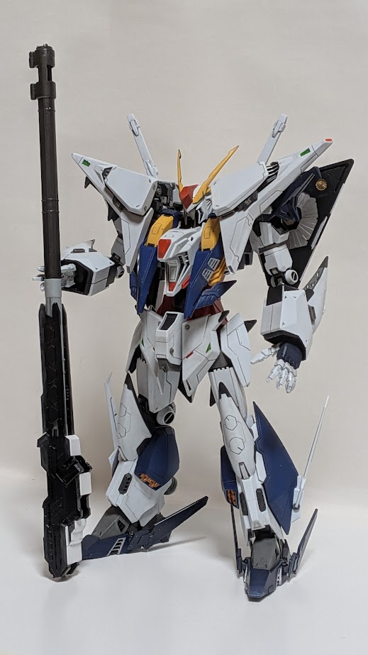 ディテールアップとかしてましたが、めずらしくでっかい武器を持たせたくなったのでMGゼータプラスからもらってきて持たせてみました。いろいろ手を入れたおかげか何とか持てますね。(左手のところは翼っぽいパーツが邪魔で仮の延長パーツで手首を延長してます)なんか気に入ったので、でかい武器を作ろうと思います。このままゼータプラスのを借りても良いかなと思いましたが、やっぱ違うかwと思ったので作ろうと思います。銃身の先端はレンタルで、基部はSDサージェントヴェルデバスターガンダムDXセットからパーツをもらって作り始めました。持ち方はEXSガンダムのようなスマートガンっぽくしたいかなと思っています。(3枚目)