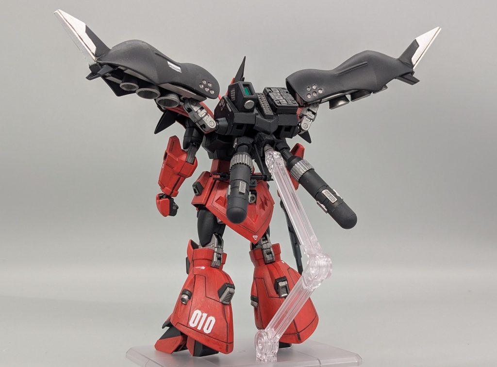 背面です。特徴的なウェルテクス装備は、キットの物に加え、HGハイゴックの肩パーツをバインダーに、腰の一部分を中央部のセンサーユニットに使用しています。バインダーの可動はM.S.Gのユニバーサルジョイント等を使用しある程度は自由にポージングを取らせることが出来ます。