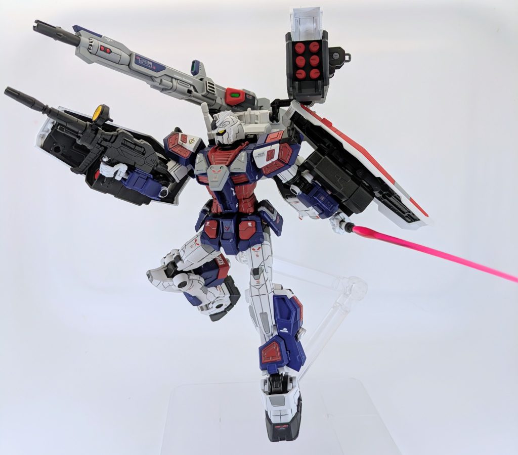 フロントアーマーの増加装甲は好みではないのでこちらもオミット。ちょっと上半身が寂しかったので、胸部にビルダーズパーツのアーマーとジャンクパーツから発掘した手頃なパーツを貼り付けてみました！！個人的にはスリムながら、どこか逞しい良いバランスになったと思います。（当社比）余談ですが、肩の増加装甲と両腕の武装が重すぎるせいで肩周りの可動域が死にました笑「おっちゃん」って呼ばれてるくらいだし、四十肩かな？