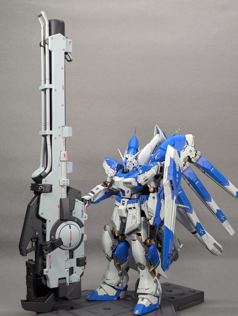 最後は立てて。&nbsp;RGをまともに作成したのは実は今回が初めてでしたが、パーツの小ささもあって綺麗に作るのはやはり難しいですね。目が死にます。その分完成した時の満足感はとても大きいですし、作って良かったと思います。RGはまだ結構な数を仮組状態で放置してしまっているので、頑張って作っていきます！でも次の予定はまた大型キット・・・それでは、ご覧いただきありがとうございました！！