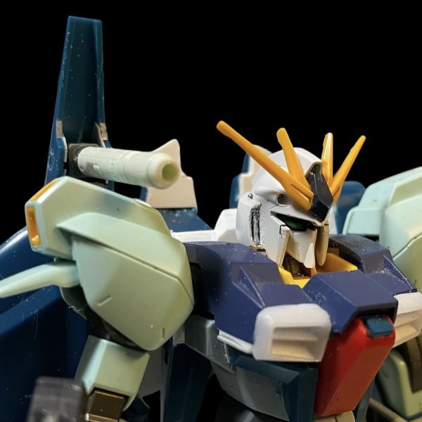 頭部の形状がライトニングZとは違ったのでνガンダムの頭部にライトニングZガンダムのフェイスをミキシングして作成しました。少し近づいたかと。バックパックのビームサーベルマウント方法を決め、片方だけ作成しました。くり抜くのが難しくかなり荒くなったのでどうやってリカバリーしようか悩み中です🤔キャノン状態も再現できるようにしました。（4枚目）
