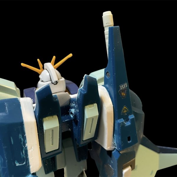 頭部の形状がライトニングZとは違ったのでνガンダムの頭部にライトニングZガンダムのフェイスをミキシングして作成しました。少し近づいたかと。バックパックのビームサーベルマウント方法を決め、片方だけ作成しました。くり抜くのが難しくかなり荒くなったのでどうやってリカバリーしようか悩み中です🤔キャノン状態も再現できるようにしました。（3枚目）
