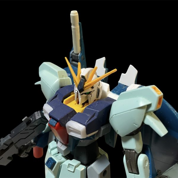 頭部の形状がライトニングZとは違ったのでνガンダムの頭部にライトニングZガンダムのフェイスをミキシングして作成しました。少し近づいたかと。バックパックのビームサーベルマウント方法を決め、片方だけ作成しました。くり抜くのが難しくかなり荒くなったのでどうやってリカバリーしようか悩み中です🤔キャノン状態も再現できるようにしました。（2枚目）