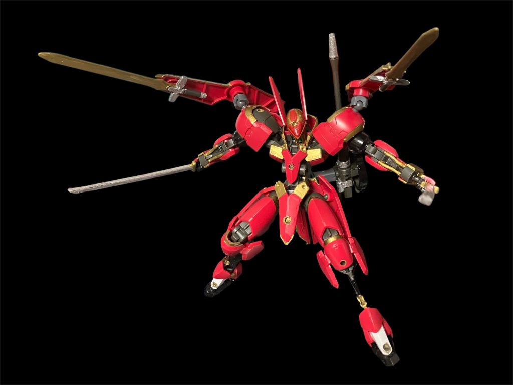 アームシールドは肩にバインダーガンの接続パーツをかましてラウンドバインダー化。擬似四つ手による多重斬撃^_^手には百均戦闘ロボの刀を塗装した実体剣を持たせてみました。