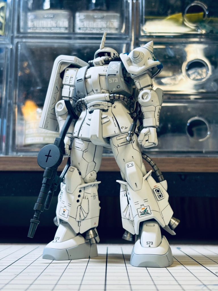オリジンHG改造、マツナガザク完成しました！マツナガ機も随分増えて目移りしますが、まずは基本だろ～と。憧れがまたひとつ棚に並んで大変満足です。ガイア/マッシュ機をベースに、HGUCマツナガ機の部品やプラ板・プラパイプ等で形状差異の再現、ディティールアップ工作を施しました。