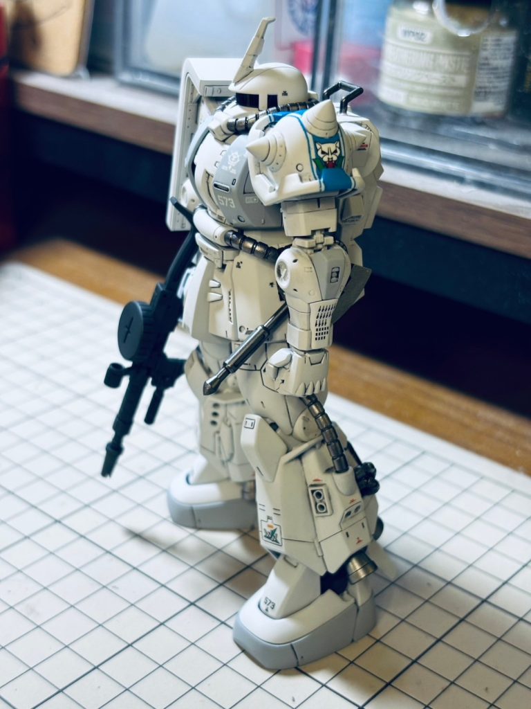 ショルダーアーマーのギザギザ模様？スパイクや基本的なつくりはオリジンHGのままにして、他キットと並べたときに統一感が欲しい……でもあのモールドを彫り込むのはきつすぎる……で、HGUCマツナガ機のショルダーがオリジンHGのものよりちょうど一回りくらい大きいことに着目。HGUCのフチを切り出して被せてみるとシンデレラフィット！というわけで、(やや大げさな)強化フレームを取りつけた設定ということにしました。ドズル機に通じる感じもなきにしもあらず！おかげで青ラインのデカール貼りが地獄となったわけですが、デカールを2セット使い、切った貼ったでごまかしました。根性！よく見ると粗いんですが、もう……勘弁してください……ﾊﾞﾀﾘ