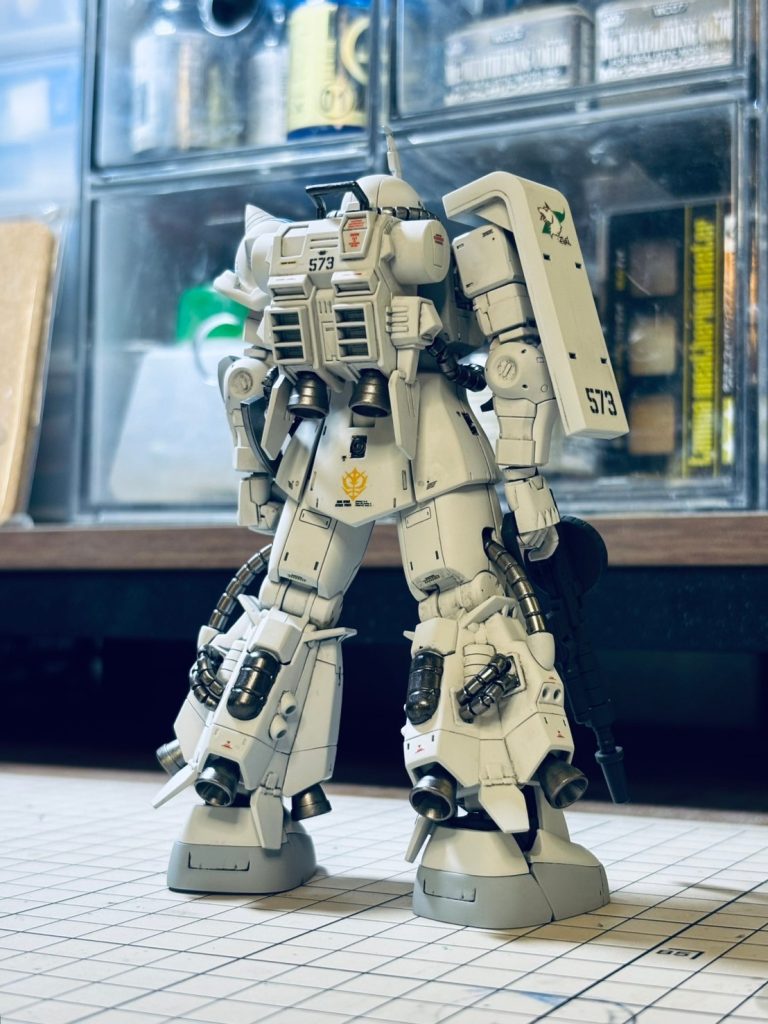 うしろ。マツナガ機は脚部プロペラント一体型のR-1型だったり、それを引きずったR-1Aだったりと設定が混沌としていますが、旧キット説明書等古の設定に倣ってR-1Aのカートリッジ式を選択しました。