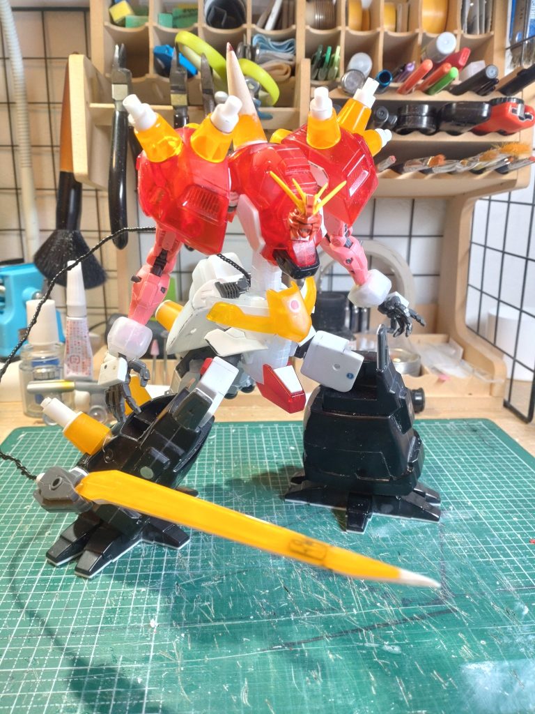 制作時の１枚。ガンベで買ったクリアカラーのものを使っています。ホントは裏側に蛍光塗料を塗って怪しく光るデビルガンダム…みたいなクリアカラーを生かすつもりで作ってたのに、気がつけばこんな大改造に^^;