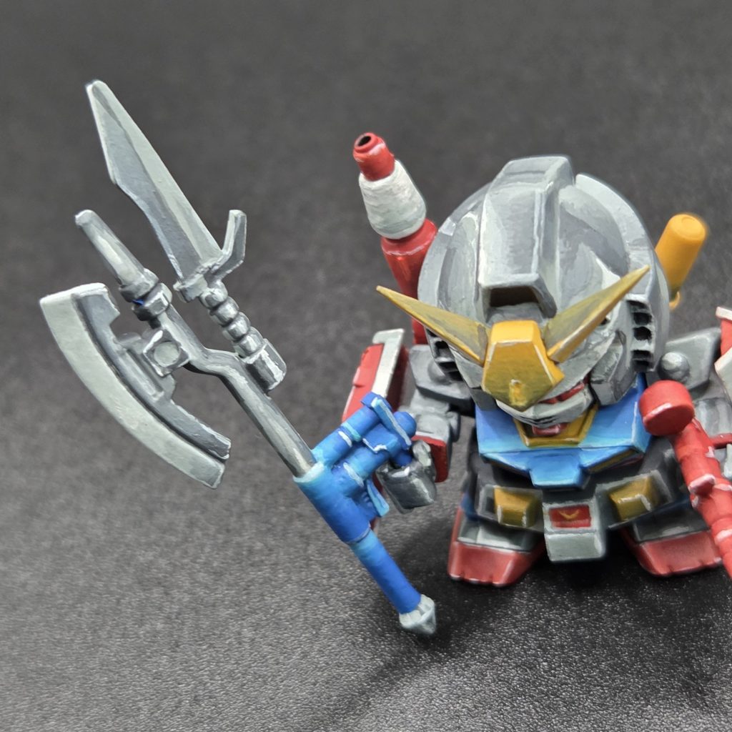 クローバーガンダムの持つ特徴的なジャベリンは、bitlotのザクが持っていたヒートホークにガンキャノンのライフル持ち手や、プラバンなどで適当に作成したナイフをくっつけて作成しました。ヒートホークのパイプをナイフの柄に見立てた省エネ改造です。