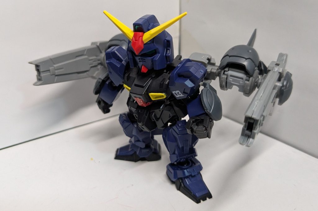 ライフルの持ち手は加工しないと持てないため、足用パーツと肩アーマーと組み合わせて、バスターキャノン的にしてみました。