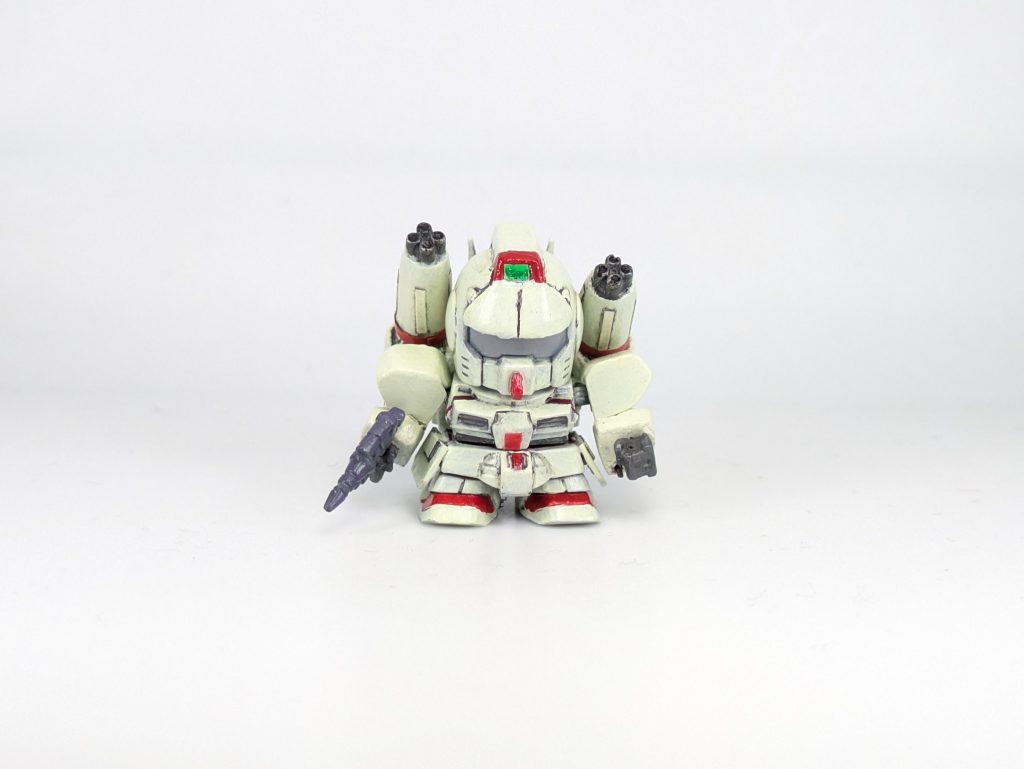 マシンキャノンはガンタンク、頭頂部のカメラはガンダム。あとはプラバンと100均の石粉粘土製です。見えにくいですが、袖の2連ビームガンはシャーペンの芯をそのまま使いました。塗装はいつものダイソーのアクリル塗料です。
