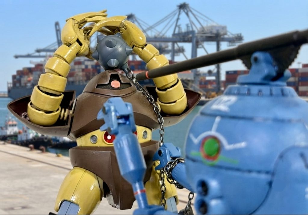 ガンダムハンマーを見事受け止めたゴッグだが、スキを突かれゼロ距離からキャノン砲をぶっ放されてしまう(zaku-kao9)