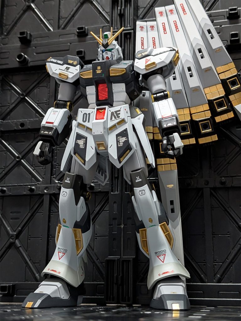 ＜使用塗料＞下地1：水性ブラックサーフェイサー下地2：水性サーフェイサー（グレー）下地3：水性ホワイトサーフェイサー黒1：水性ガンダムカラー ファントムグレー黒2：水性ガンダムカラー ジークアクスダークグレー白1：水性ガンダムカラー ディアクティブホワイト白2：水性ガンダムカラー ジークアクスホワイト灰：水性ホビー ガルグレー金1：ガンダムマーカー イエローゴールド金2：水性ホビー スーパーファインゴールド銀1：ガンダムマーカー シャインシルバー銀2：水性ホビー スーパーファインシルバー赤：ガンダムマーカー ロイヤルメタレッド