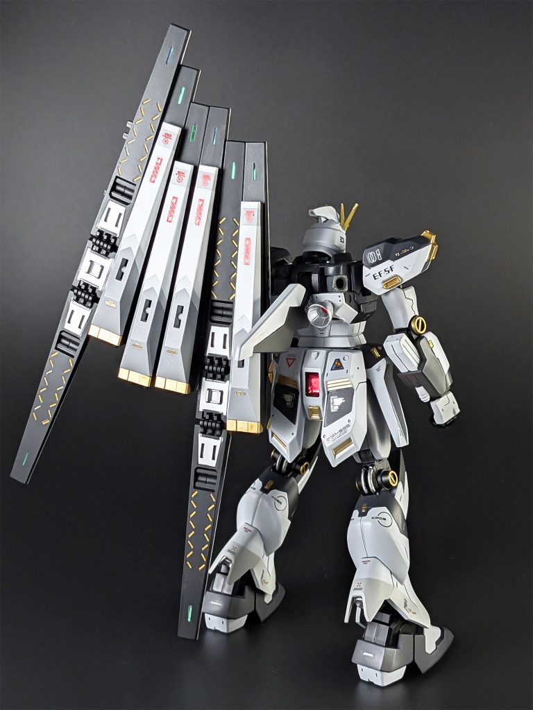 HGのHi-νガンダムは非常に完成度の高いキットで、個人的にこれまで何度も制作してきた程にお気に入りの機体です。しかし、6基あるフィンファンネルの内で展開可能なのはわずか2基だけという、唯一にして極めて大きな弱点を持っています。