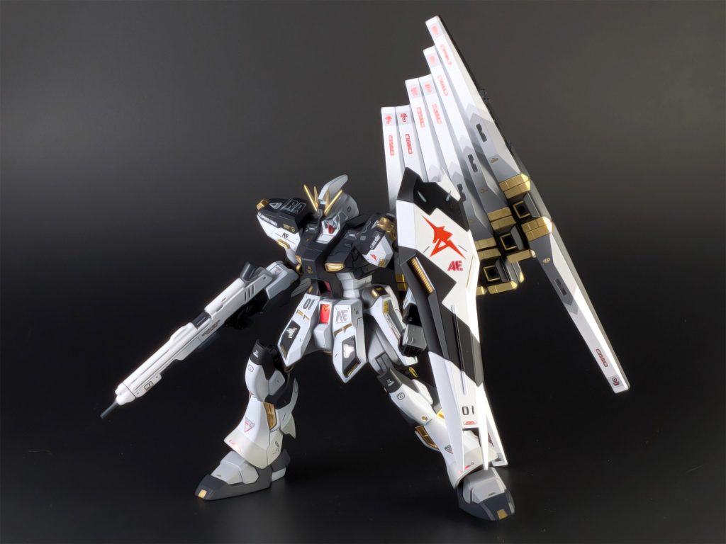 そこで今回は、Hi-νガンダム用のフィンファンネルをオミットして、代わりにオプションパーツセット19のフィンファンネルを取り付ける事にしました。このファンネルは、本来エントリーグレードのνガンダム用の商品ですが、付属の接続用パーツを使う事で、他の様々な機体にもセットする事ができます。ファンネルは6基全て展開可能なので、これでHi-νガンダムの問題点はほぼ無くなったと言えるでしょう。カラーリングと合わせて、かなりノーマル版νガンダムっぽい印象になったと思います。