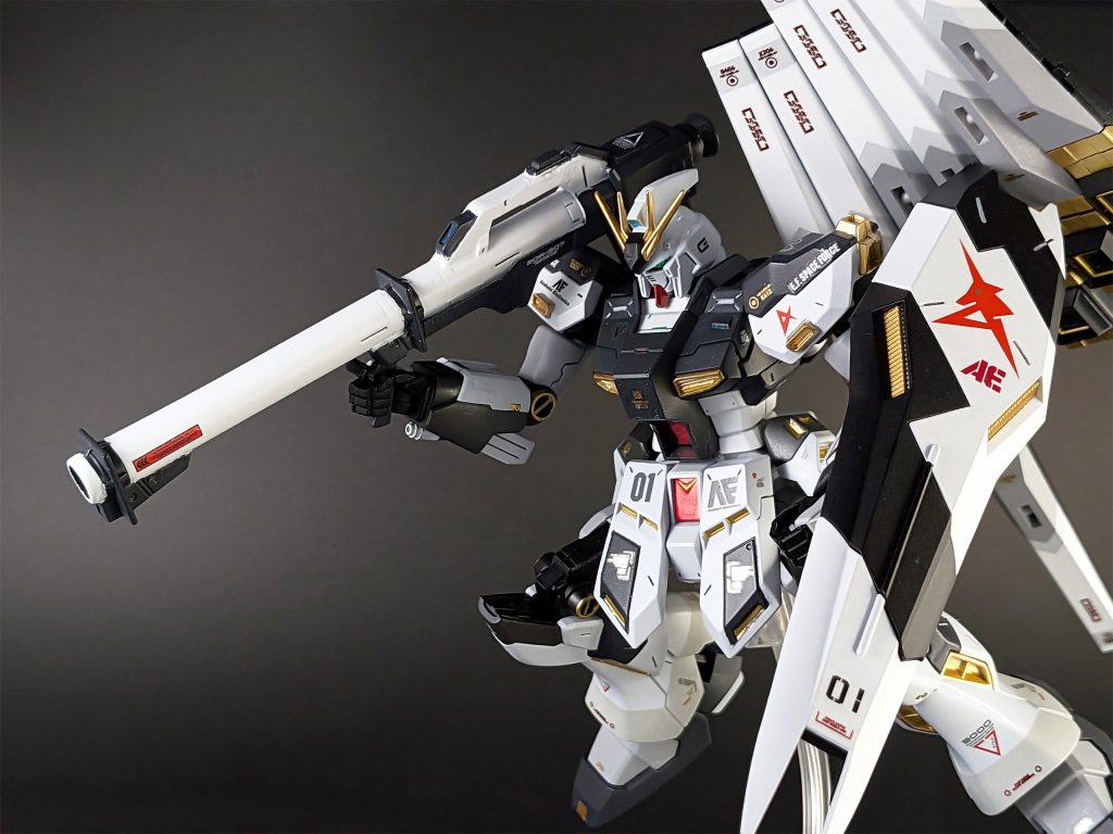今回はデカールを多めに貼ってみました。運が良い事に、制作中にνガンダムや逆襲のシャアシリーズ用デカールが再販されたので、概ねイメージ通りの表現ができました。バンダイが定期的にデカールを再販してくれるのは非常にありがたいのですが、願わくばもう少し流通量を増やして、いつでも買えるようにしてほしいところです。