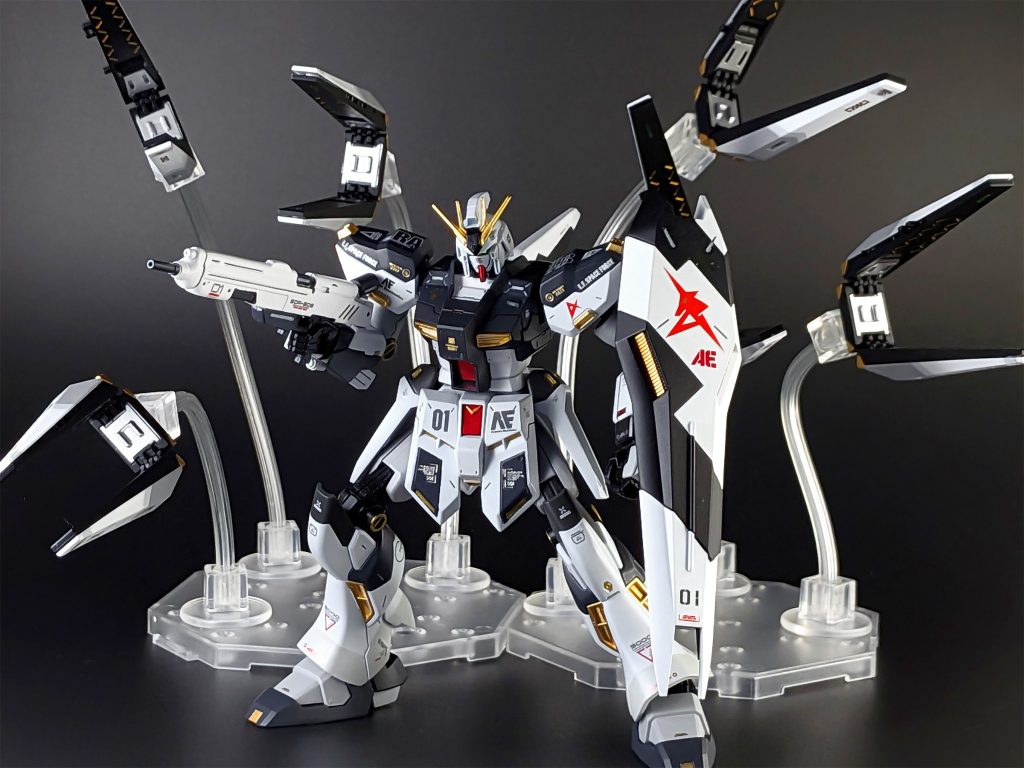 6基のフィンファンネルを展開したオールレンジ攻撃風の画像。Hi-νガンダムのキットだけではこのようなシーンは撮れないだけに、個人的に満足いく一枚になりました。