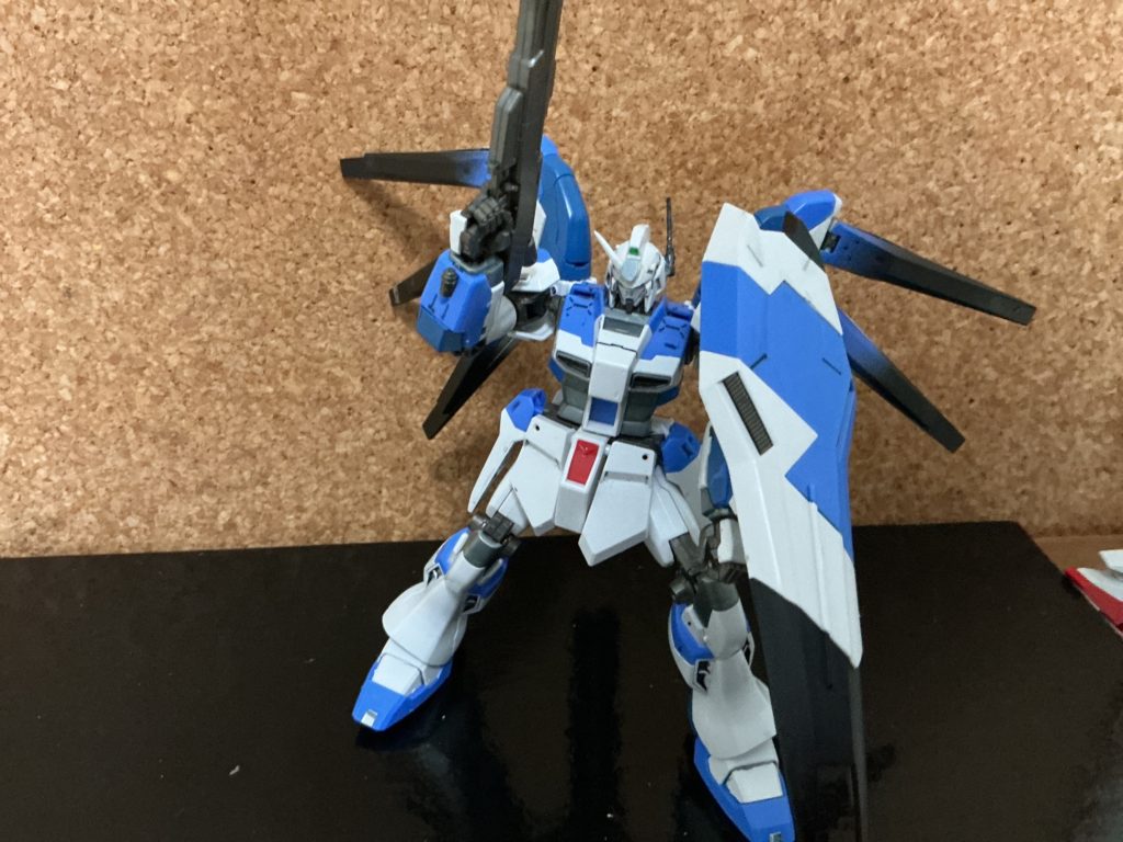 シールドを塗装したのと目立ちにくいですがファンネルラックをマスキング塗装しました