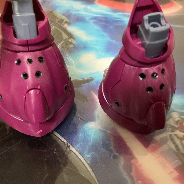 シーマ機のゲルググを作ってるんですが金属っぽさが足りないなと思って穴をピンバイスで開けてその縁をガンメタで塗装しました（ガンメタだった気がする）少しはメタルっぽくなった？かと思います（2枚目）