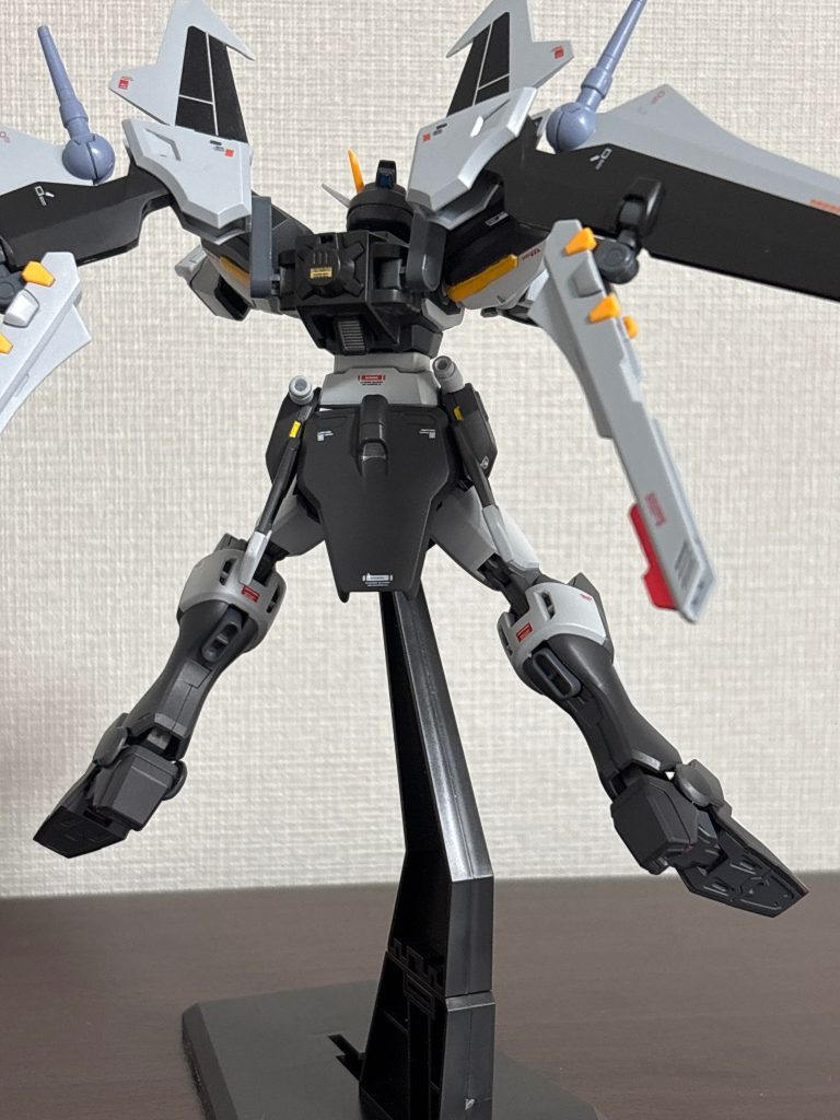 背中はノワールストライカーをそのまま使用大分昔のキットですがかなり良い造形10年以上前のキットでも互換性があるストライカーパック凄いですね元キットのジェットストライカーやEGエール、ガンバレル等付け替え遊びも楽しいです塗装はまんまノワール風のカラーで塗装最初は隠者風の赤系で塗装も考えましたが、ノワールストライカーなら黒でしょうとなりましたコンセプトは「ウィンダムを素体として強化改修された特殊作部隊用カスタム機」です&nbsp;