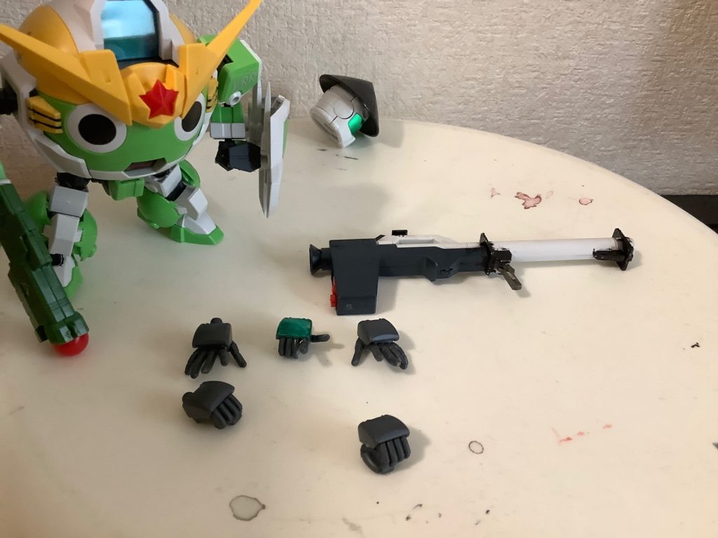 オプションパーツふやしました。バズーカはνガンダムからパクりました。　手とかはオプションパーツから。