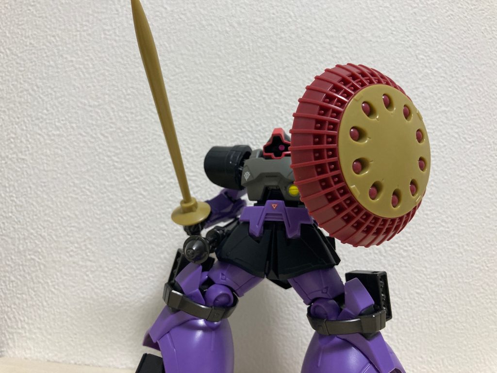 gフレームのドムをベースにギャンの武器やザクの武器を盛り付けました。