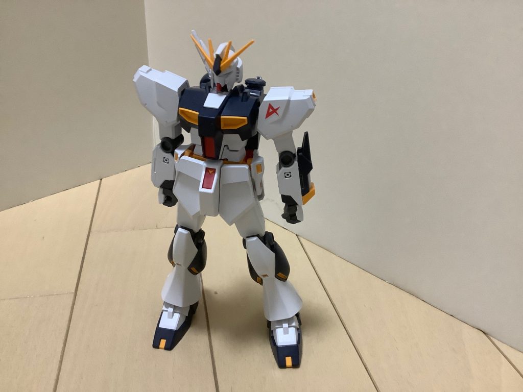 パチ組みと、頭のカメラアイのみ蛍光塗装でフィニッシュ。