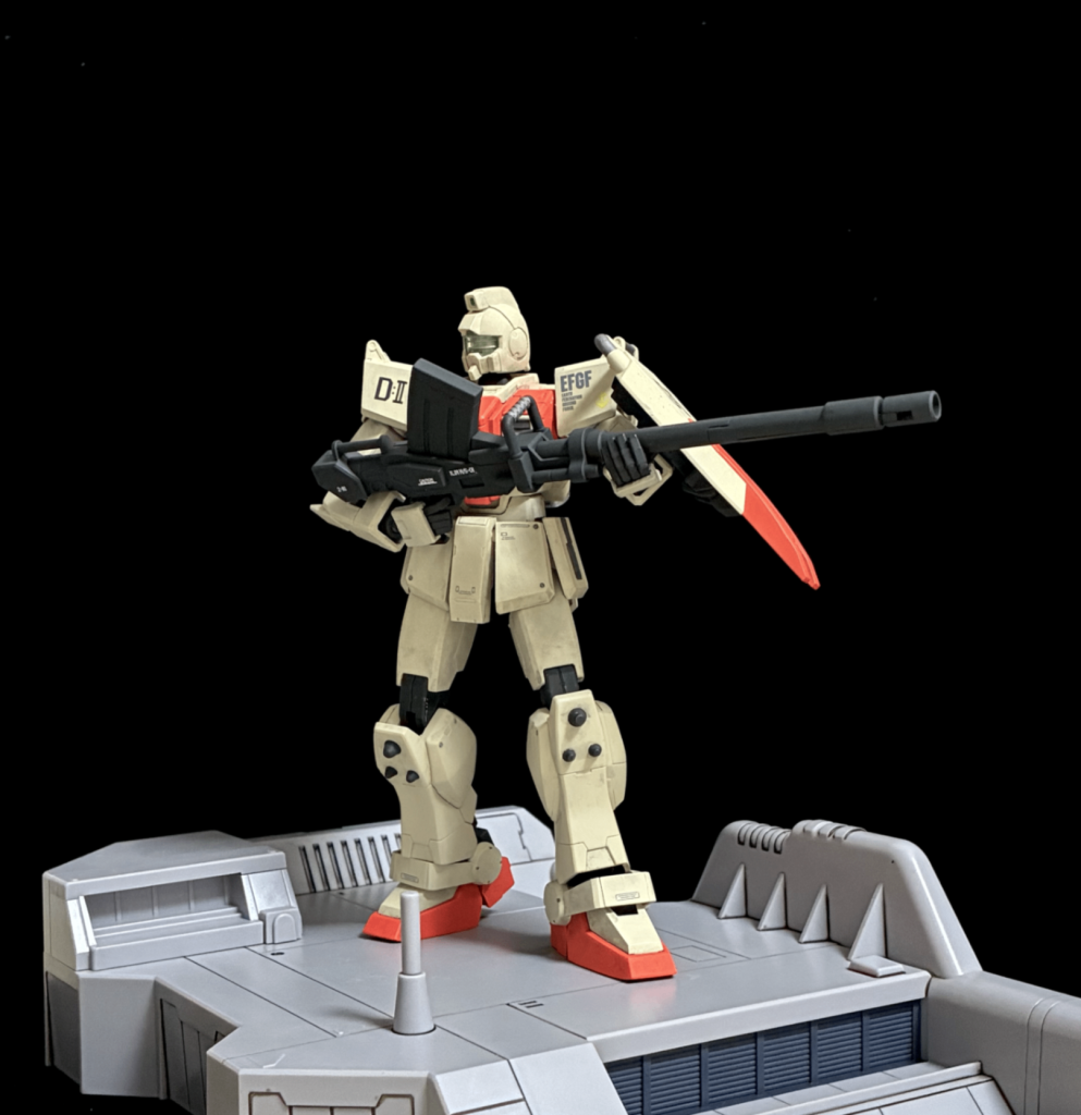 漫画版イメージでビッグトレーの上で1枚。ROBOT魂ジムスナイパーの付属品です。ハンドパーツは旧HGUCブルーディスティニー1号機のものを用意しましたので、砲身をうまく握ることができます。実家のジャンク神です。