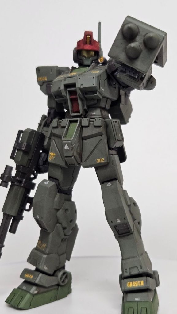 腰の両サイドスカート以外はマシンガンも含めほぼキットそのままですが、唯一改造のポイントといえば、やはりザクのシールドを改造した打突シールドです。