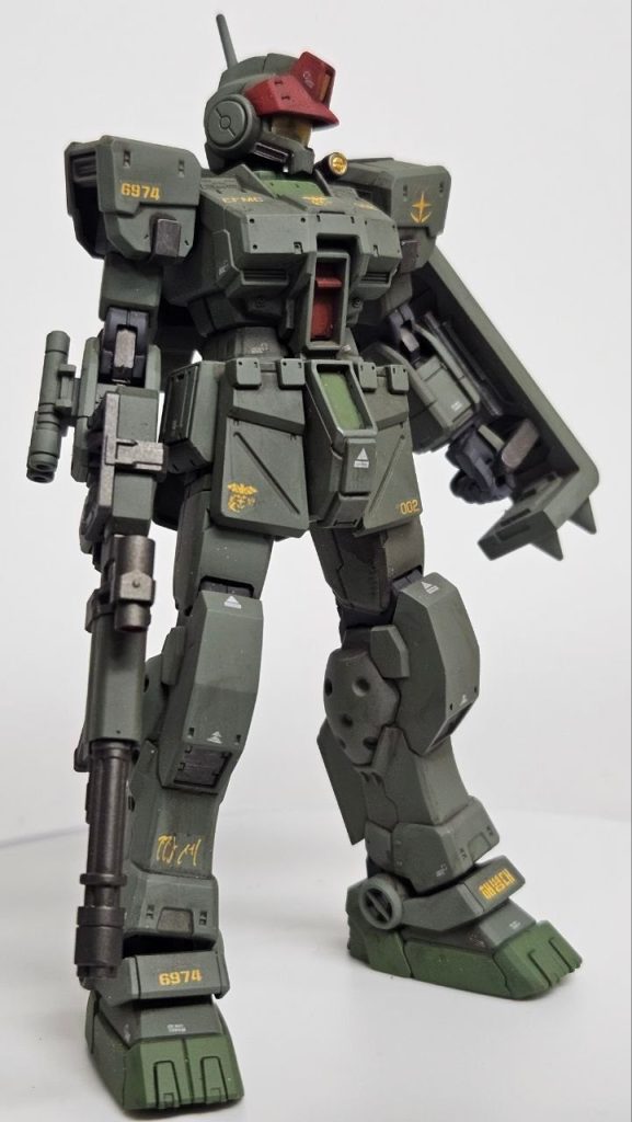 地球連邦軍MSの代表的な格闘戦用の打突武装といえば陸ガンや陸ジムなどが装備する陸戦シールドがありますが、1号機に陸戦シールドを装備してやったし、元のキットの肩につける小型シールドは腕の稼働を妨げるので、あんまり気に入らなかったため、公国軍MSからよく見られるようなザクのシールドを再活用したスパイク付きのシールドを装備させてみました。
