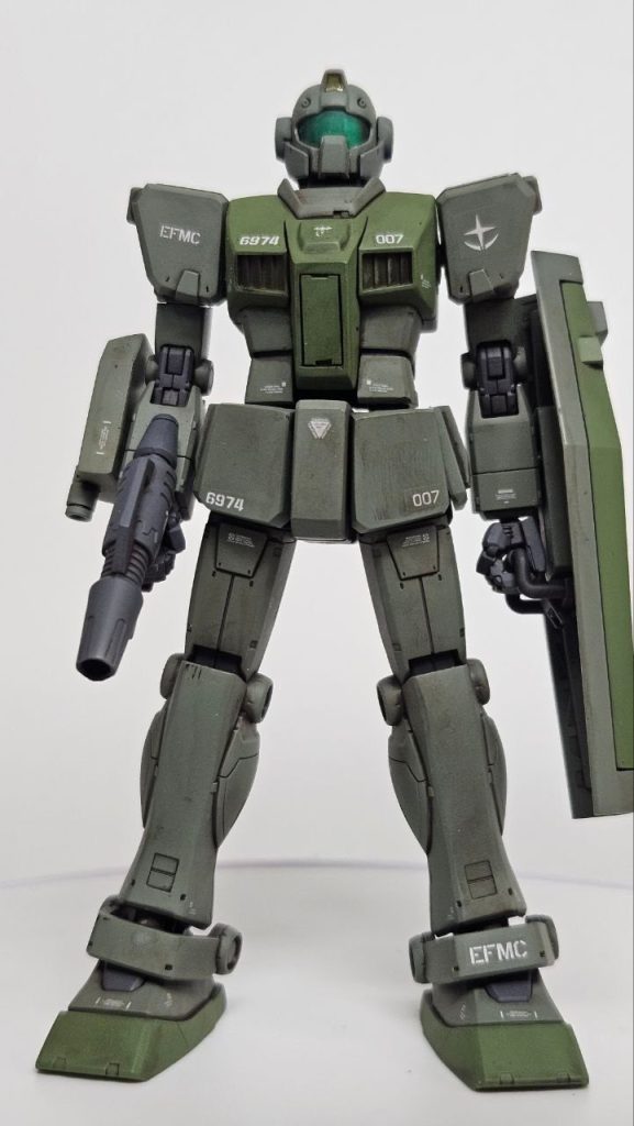制作コンセプトは、ガードカスタムやインターセプトカスタムなど、カスタム系のジムを、もう少しノーマルジムに近い印象にすることでした。それと同時に、ノーマルジムよりは性能的に確実に上位の機体であることも表現したかったのですが……うまくできたかどうかは、まああんまり自信ありません。