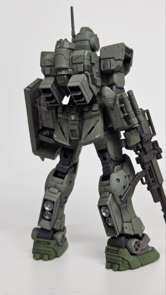 シールド以外はキットそのままのはず…ですが、実はもう一か所あります。バックパックの丸い蓋の部分ですが、これはパーツをばらして塗装の下準備をする途中、無くしたためジャンクパーツの中で適当に持ってきました。多分あれは鉄血系の部品なんじゃないかと思います。