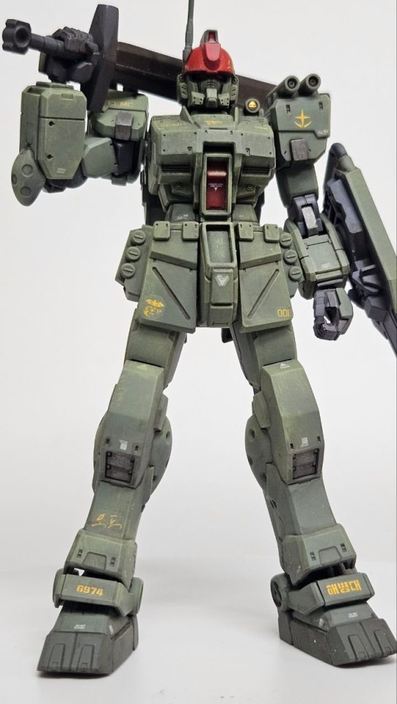 ビルダーズパーツシリーズから拝借してきたヒートソードを自分好みに改造したヒートクリーヴァを持たせてみました。一応、’クリーヴァ’と名付けてはみましたが、今考えると、クリーヴァというより山鉈、またはマチェテの方が似合うのではないかと思います。&nbsp;