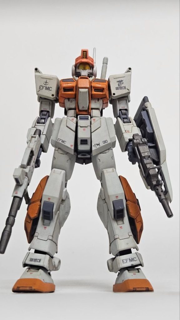 ベースになったのはHGUCのレッドライダーですが、色んなジャンクから持ってきたパーツで弄ったミキシングビルドの結果が本作です。