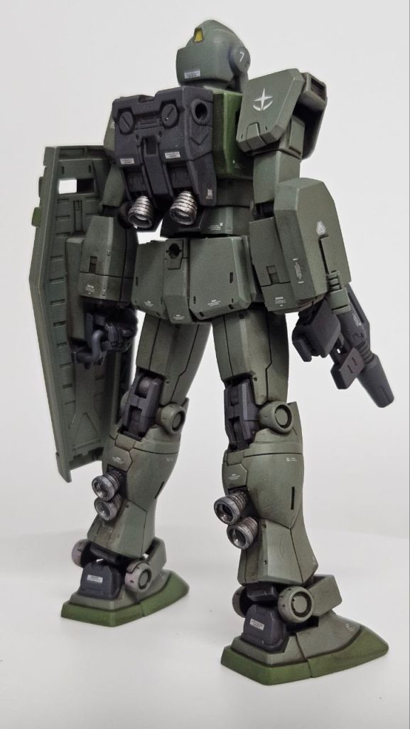 脚部はインターセプトカスタムのものをそのまま使うことになりました。強化型であることを表現するにはやはり脛に追加されたスラスターしかないと思いましたので。&nbsp;あと、右腕のボックス型ビームサーベルはブルーデスティニーのサイドスカートを適当に加工したものを着けてみました。