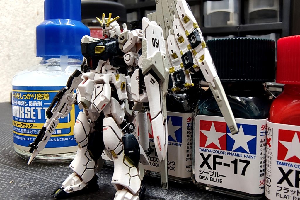 すべて塗り終え、デカールも貼り終えたところ。ウェザリングとトップコートをする前の状態です。後で思ったのですが、ウェザリングしないほうがカッコよかった気が...。