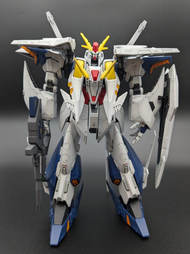 フライトユニットを展開した状態の正面カットです。左右対称に広がる翼と、脚部までの全身のシルエットがまとまって見えるアングルです。
