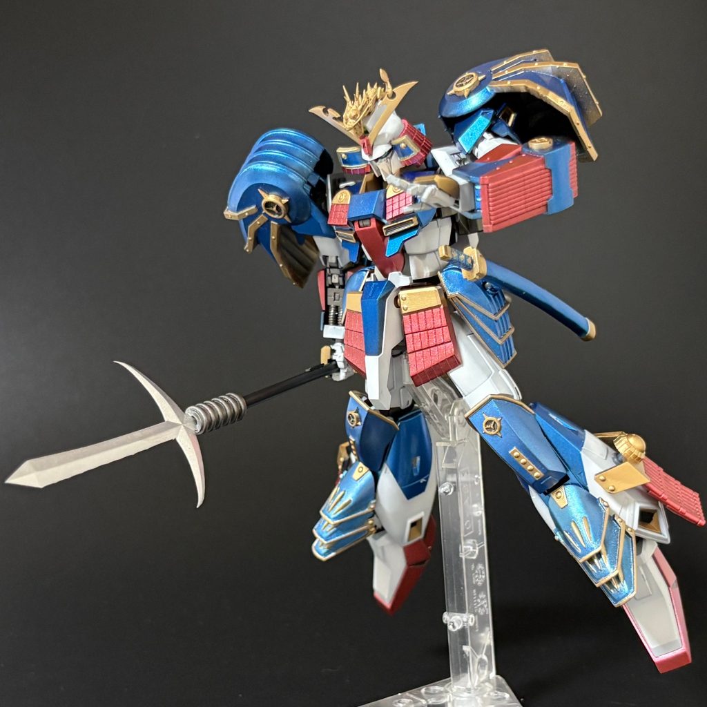 さすがREVIVE！可動範囲は広くポーズがバッチリ決まります。しかしながら各関節はちょっとユルめなところがあり、ジョイントを瞬着で太らせて渋みを持たせています。