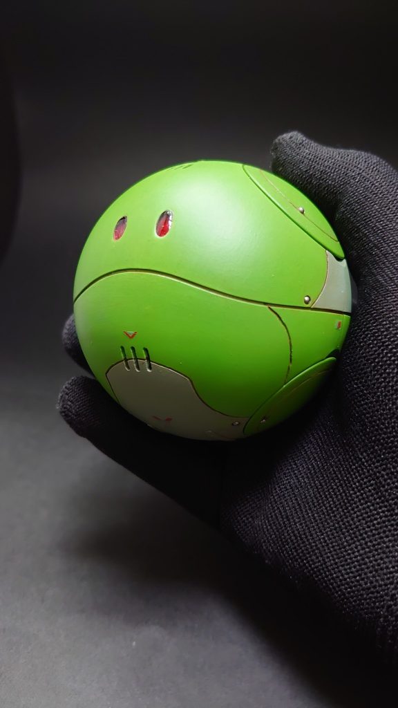 手のひらサイズに機能要素を無事組込みすることに成功！スジボリは万博ハロを参考にしながら、追加しました。マイクとスピーカー用のスリットも追加しています。