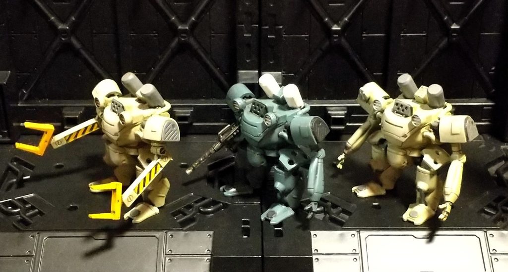 左から作業用、市街戦仕様、汎用型のつもりで制作してます。同時進行で作った作業用と汎用型は考え無しに同じ色で塗ってしまいました。