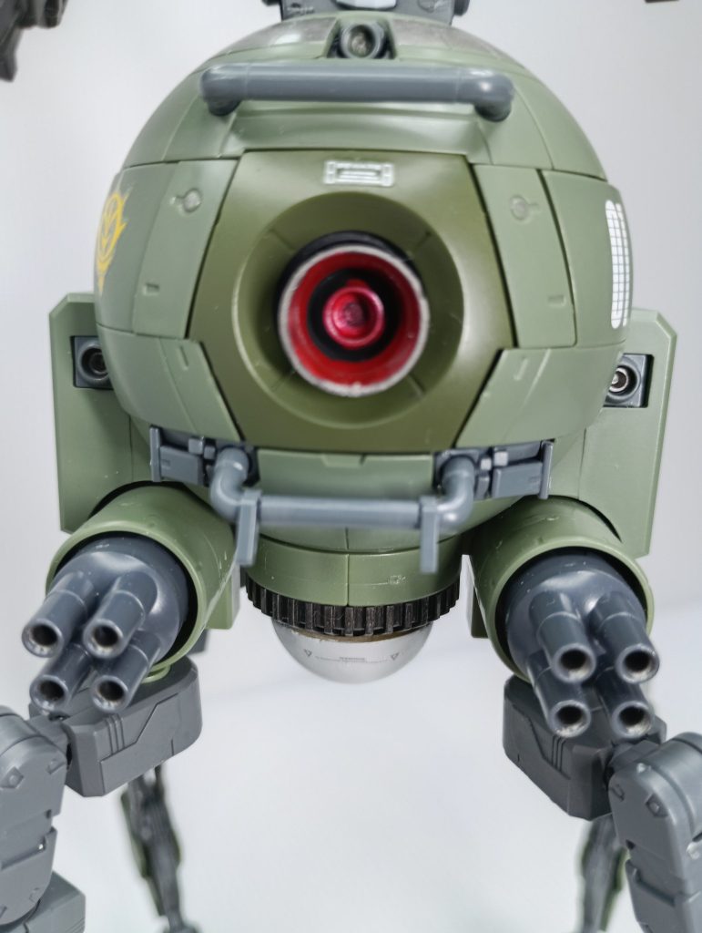コックピットの部分は、ボールの下についてたバーニアを加工し、大型メガ粒子砲としています。腕の部分はガンタンクの腕のパーツを設置。