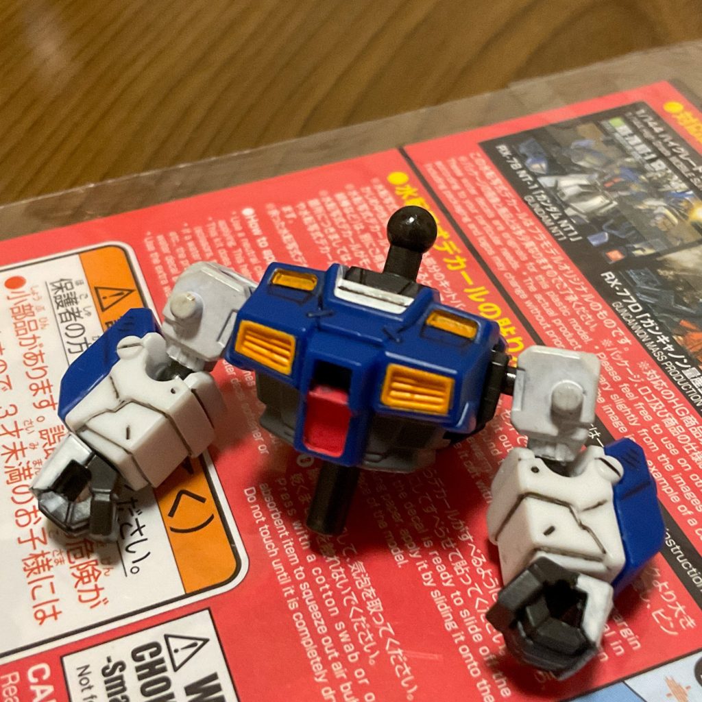 　ただ難点として、素の状態ではEXパーツのチョバムアーマーを固定するためのダボ穴がポッカリと空いています。