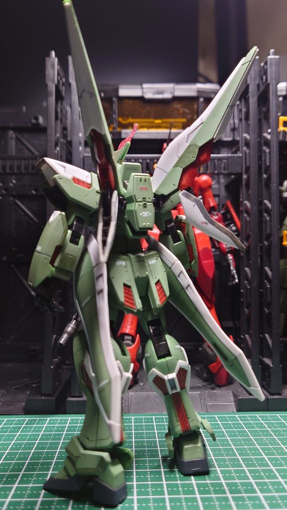 基本は、ガンダムマーカーですがフレームは、水性ホビーカラーの焼鉄色を使っています。