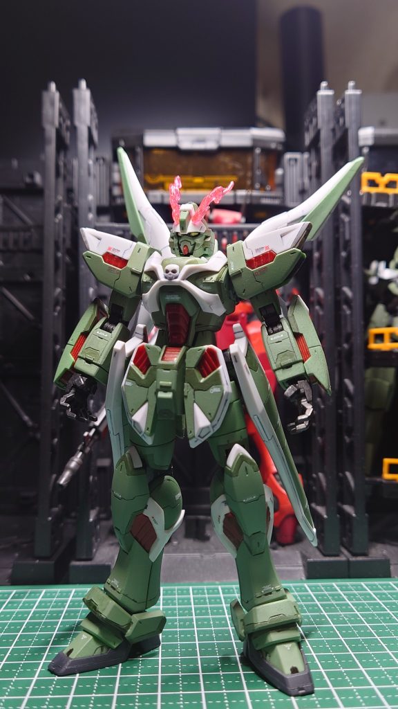 機体全高頑張って小さい機体なので、スジボリが意外と難しかった。そして、アンクルガードを2個とも割ってしまいました。(´Д⊂ヽ