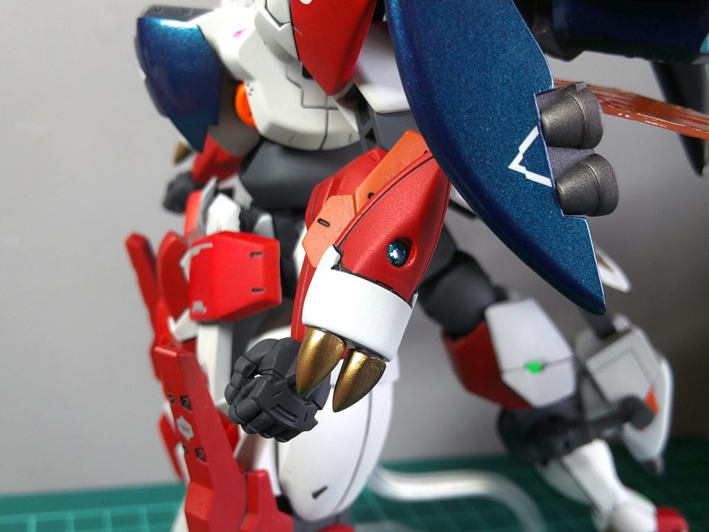 前腕はMSG装甲と30MFクラスアップアーマーのパーツを重ねて装着。残ってた３㎜穴には、100均のジュエリーシールを埋め込みました。