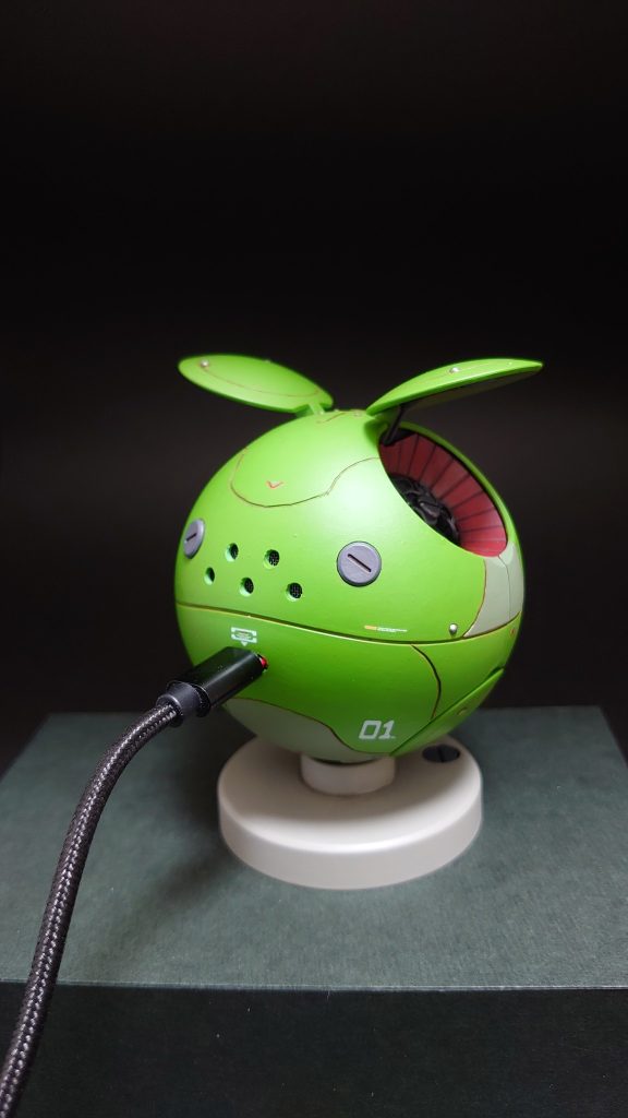 背面のUSB端子から電源を供給します。