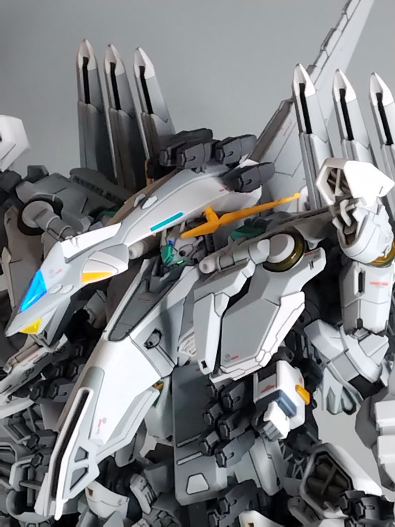 アリュゼウスの中の人こと、量産型νガンダムも、部分塗装で仕上センサー周りは、蛍光塗料を使用し、ブラックライトを当てると光ります。