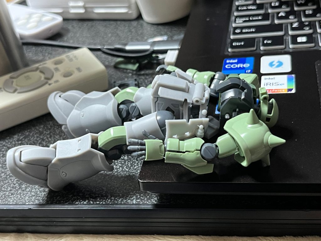 作品名：●ごめんなさい！モレた。<p>写真アップ漏れです。今回のザク到達点の風味はこんな方向で…。以前呟いた、近い未来に作るキュベレイに続く意匠です。なんのこっちゃかもしれませんが、元気にやってればそのうちやります。 　 という ことで作業に戻ります。多分ま [&hellip;]</p>
